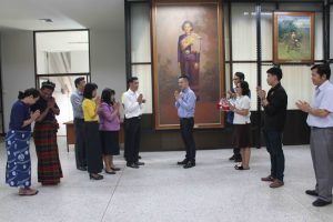 บุคลากรร่วมสวัสดีปีใหม่ ผู้อำนวยการสถาบันวิจัยศิลปะและวัฒนธรรมอีสาน