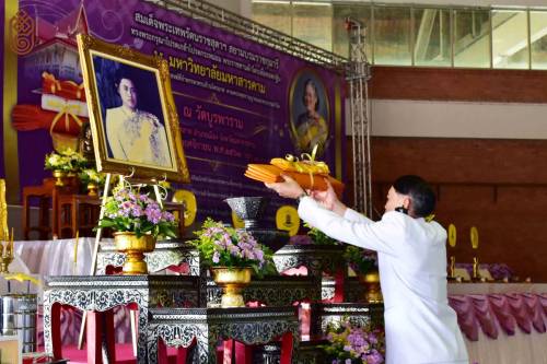 ร่วมพิธีสมโภชผ้าไตรพระราชทานเพื่อทอดกฐิน