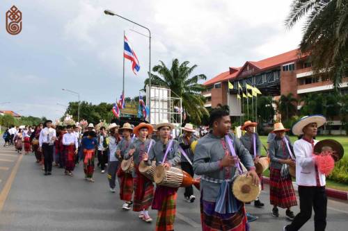 ร่วมพิธีสมโภชผ้าไตรพระราชทานเพื่อทอดกฐิน