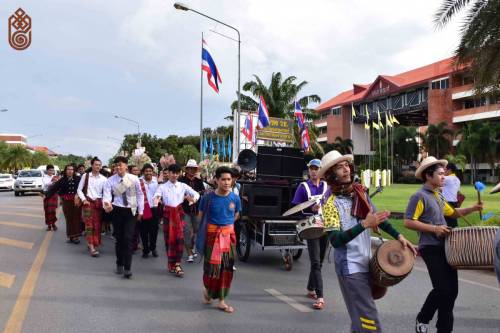 ร่วมพิธีสมโภชผ้าไตรพระราชทานเพื่อทอดกฐิน