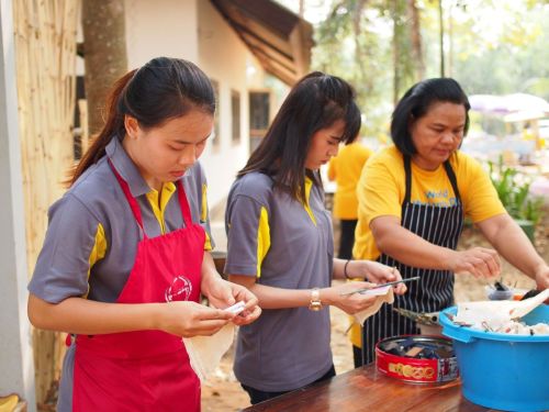 ผ้ามัดย้อมสีธรรมชาติ