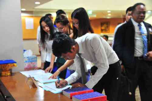 นิสิตกัมพูชา รายงานผลการศึกษาฯ ต่อ กรมความร่วมมือระหว่างประเทศ