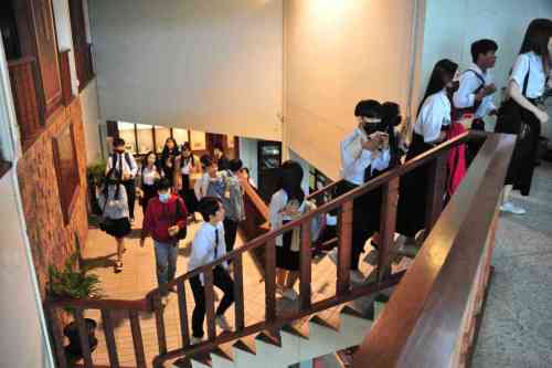 สถาบันวิจัยศิลปะและวัฒนธรรมอีสานจัดอบรมการอนุรักษ์ผ้าห่อคัมภีร์ใบลาน