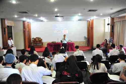 สถาบันวิจัยศิลปะและวัฒนธรรมอีสานจัดอบรมการอนุรักษ์ผ้าห่อคัมภีร์ใบลาน