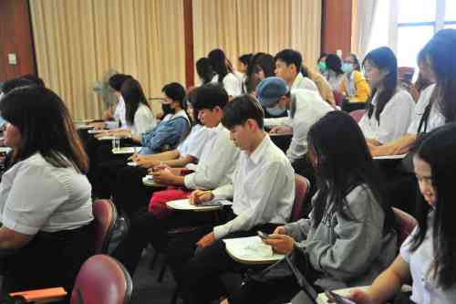 สถาบันวิจัยศิลปะและวัฒนธรรมอีสานจัดอบรมการอนุรักษ์ผ้าห่อคัมภีร์ใบลาน