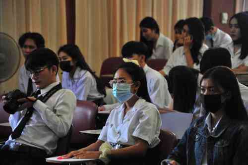 สถาบันวิจัยศิลปะและวัฒนธรรมอีสานจัดอบรมการอนุรักษ์ผ้าห่อคัมภีร์ใบลาน