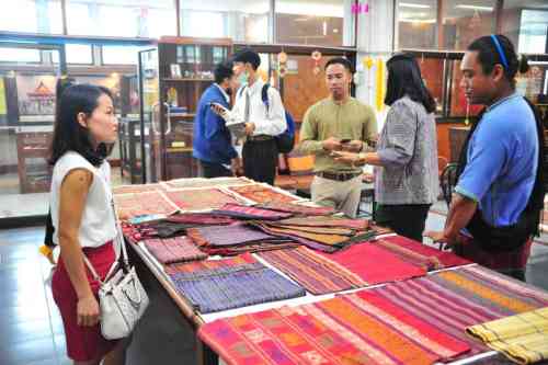 สถาบันวิจัยศิลปะและวัฒนธรรมอีสานจัดอบรมการอนุรักษ์ผ้าห่อคัมภีร์ใบลาน