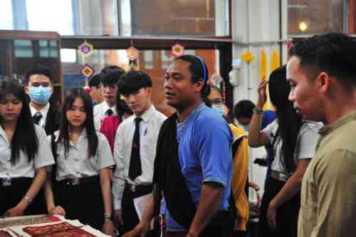 สถาบันวิจัยศิลปะและวัฒนธรรมอีสานจัดอบรมการอนุรักษ์ผ้าห่อคัมภีร์ใบลาน