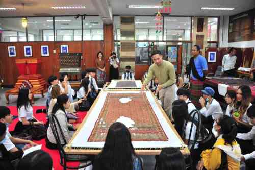 สถาบันวิจัยศิลปะและวัฒนธรรมอีสานจัดอบรมการอนุรักษ์ผ้าห่อคัมภีร์ใบลาน